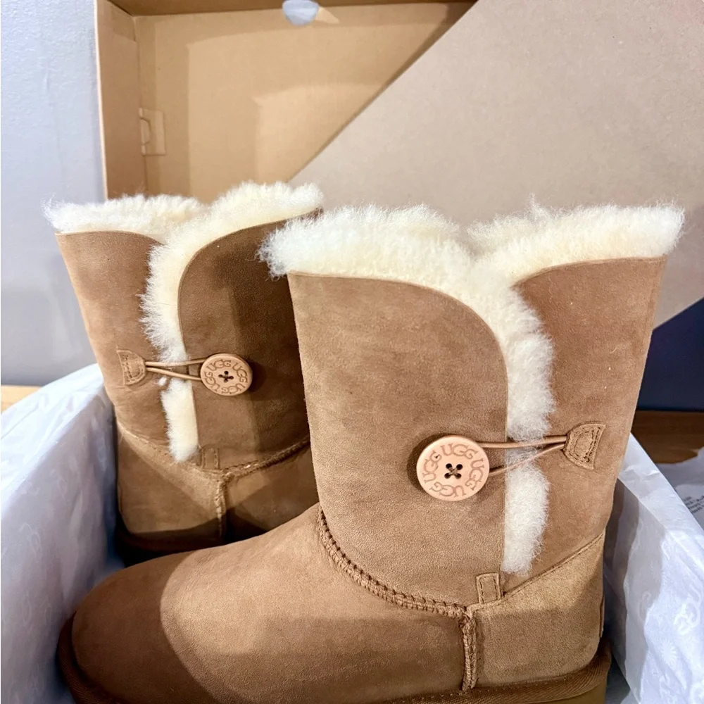 UGG Bailey Button II Boots – Women’s Size 9 - Picture 1 of 8